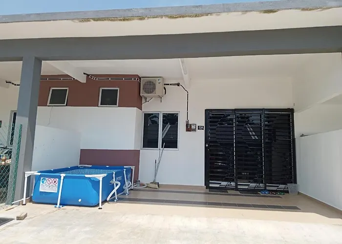 Homestay Bonda, Taman Mayung, Teluk Kemang - Private Children Pool - Malay Only