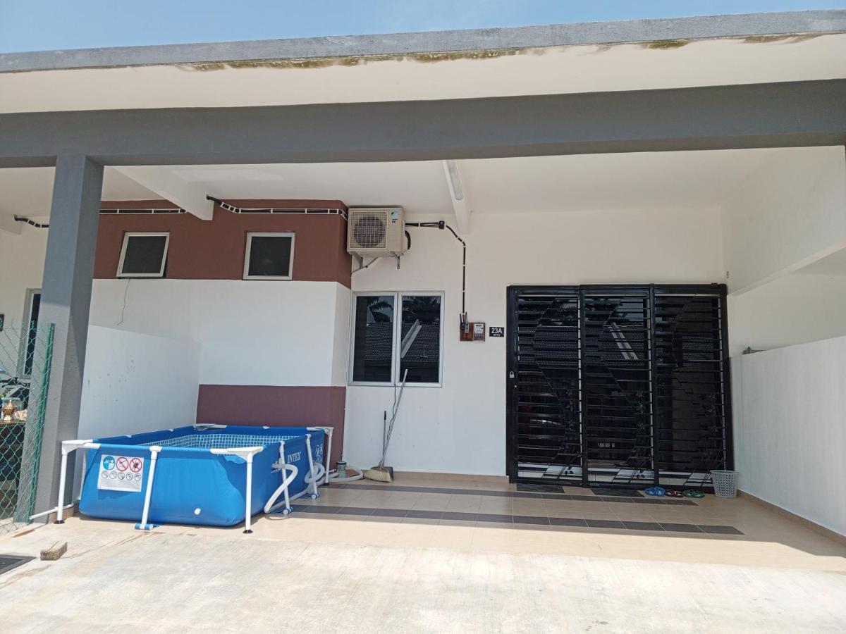Bonda, Taman Mayung, Teluk Kemang - Private Children Pool - Malay Only Holiday home *